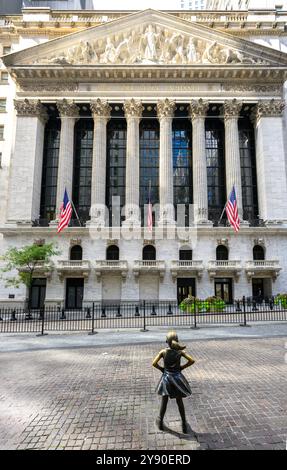 New York, Stati Uniti. 7 ottobre 2024. La Fearless Girl, una scultura in bronzo di Kristen Visbal, si erge di fronte alla Borsa di New York. La strada era inutilmente vuota mentre la polizia ha chiuso la zona durante una protesta pro-Palestina contro Israele vicino a Wall Street nel primo anniversario del terrore attacco di Hamas che ha ucciso più di 1200 israeliani, ne ha rapiti circa 250 e ha provocato una forte ritorsione israeliana che ha già ucciso più di 41,000 persone a Gaza e si sta diffondendo in Libano. Crediti: Enrique Shore/Alamy Live News Foto Stock