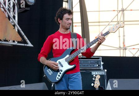 Imola Italia 15/06/2002: Juan Diego Calleros, bassista dei Maná, rock band messicana, durante il concerto all'Heineken Jammin Festival 2002 Foto Stock