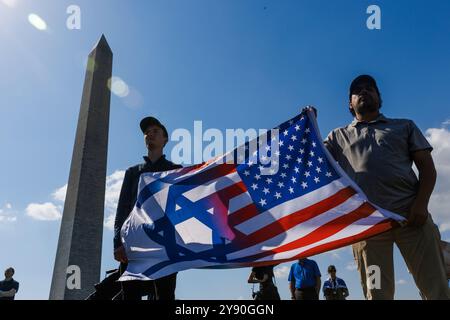 Washington DC, Stati Uniti. 7 ottobre 2024. I partecipanti al Rally mostrano il loro sostegno a Israele durante un evento che segna il primo anniversario dell'attacco del 7 ottobre contro Israele condotto da Hamas, a Washington DC lunedì 7 ottobre 2024. Crediti: Aaron Schwartz/CNP/MediaPunch crediti: MediaPunch Inc/Alamy Live News Foto Stock