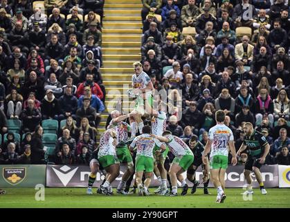 Jack Kenningham degli Harlequins durante la partita Northampton Saints contro Harlequins al cinch Stadium di Franklin's Gardens, Northampton UK, il 4° O. Foto Stock