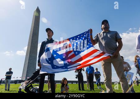 Washington DC, Stati Uniti. 7 ottobre 2024. I partecipanti al Rally mostrano il loro sostegno a Israele durante un evento che segna il primo anniversario dell'attacco del 7 ottobre contro Israele condotto da Hamas, a Washington DC lunedì 7 ottobre 2024. Crediti: Aaron Schwartz/CNP/MediaPunch crediti: MediaPunch Inc/Alamy Live News Foto Stock