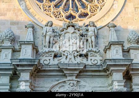 Dettaglio della facciata della Cattedrale di Otranto, iconico punto di riferimento nel Salento, Italia Foto Stock