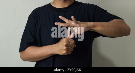 Primo piano l'uomo asiatico mostra gesti della mano significa emozione umana ed espressione usando il linguaggio dei segni Foto Stock