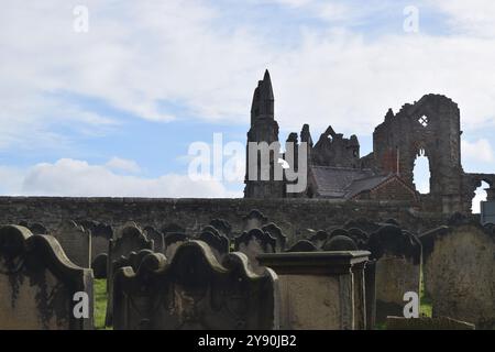 St Mary's Church e le rovine di Whitby Abbey, una città di mare, porto e parrocchia civile nel North Yorkshire, Inghilterra. Foto Stock
