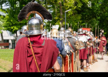 Armatura di antichi soldati romani in una rievocazione storica Foto Stock