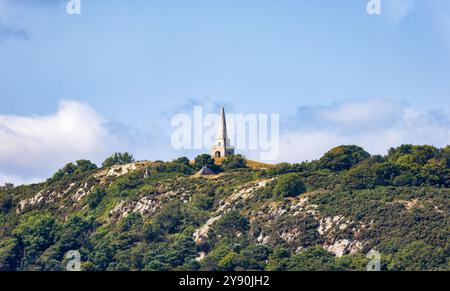 Vista dell'obelisco e della piramide sulla Killiney Hill coperta di gorse, presa da Dalkey Island, Dublino, Irlanda Foto Stock