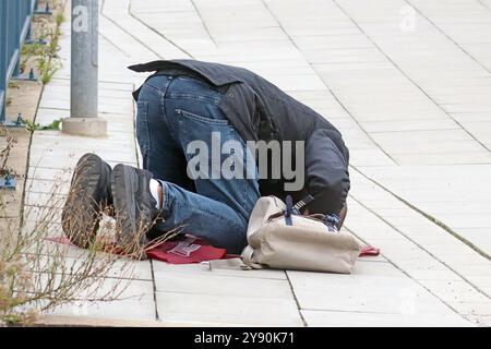 Glaube der Moslems Ein Moslem Hat seinen Gebetsteppich ausgerollt und betet alleine an einem ruhigen Ort in der Stadt Essen Nordrhein-Westfalen Deutschland *** fede musulmana Un musulmano ha srotolato il suo tappeto di preghiera e prega da solo in un luogo tranquillo nella città di Essen Renania settentrionale-Vestfalia Germania Foto Stock