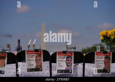 Washington DC, Stati Uniti. 7 ottobre 2024. I residenti di Washington, DC, celebrano il primo anniversario degli attentati del 7 ottobre in Israele, perpetrati da Hamas, con una tavola vuota dello Shabbat sul National Mall, il 7 ottobre 2024, a Washington, DC. Il tavolo vuoto ha una sedia e un posto per ogni ostaggio rimasto a Gaza e un tavolo per ricordare gli ostaggi che sono stati elogiati e quelli i cui corpi rimangono in cattività. Foto di Leigh Vogel/UPI credito: UPI/Alamy Live News credito: UPI/Alamy Live News Foto Stock
