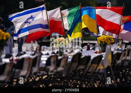 Washington DC, Stati Uniti. 7 ottobre 2024. I residenti di Washington, DC, celebrano il primo anniversario degli attentati del 7 ottobre in Israele, perpetrati da Hamas, con una tavola vuota dello Shabbat sul National Mall, il 7 ottobre 2024, a Washington, DC. Il tavolo vuoto ha una sedia e un posto per ogni ostaggio rimasto a Gaza e un tavolo per ricordare gli ostaggi che sono stati elogiati e quelli i cui corpi rimangono in cattività. Foto di Leigh Vogel/UPI credito: UPI/Alamy Live News credito: UPI/Alamy Live News Foto Stock
