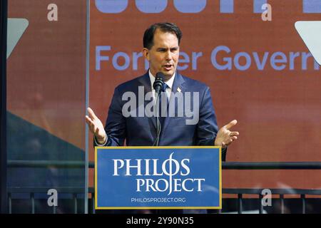 Scott Walker, ex Governatore del Wisconsin (R-WI) fa osservazioni durante un evento che segna il primo anniversario dell'attacco del 7 ottobre contro Israele condotto da Hamas, a Washington DC lunedì 7 ottobre 2024. Credito: Aaron Schwartz/CNP Foto Stock