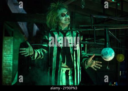 Beetlejuice Beetlejuice è un film horror del 2024 diretto da Tim Burton, tratto da una sceneggiatura di Alfred Gough e Miles Millar. Questa fotografia è ad uso esclusivamente editoriale ed è copyright della casa cinematografica e/o del fotografo assegnato dalla casa cinematografica o dalla casa di produzione e può essere riprodotta solo da pubblicazioni in concomitanza con la promozione del suddetto Film. È richiesto un credito obbligatorio alla compagnia cinematografica. Il fotografo deve essere accreditato anche se conosciuto. Foto Stock