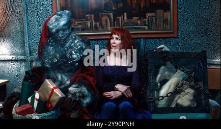 Beetlejuice Beetlejuice è un film horror del 2024 diretto da Tim Burton, tratto da una sceneggiatura di Alfred Gough e Miles Millar. Questa fotografia è ad uso esclusivamente editoriale ed è copyright della casa cinematografica e/o del fotografo assegnato dalla casa cinematografica o dalla casa di produzione e può essere riprodotta solo da pubblicazioni in concomitanza con la promozione del suddetto Film. È richiesto un credito obbligatorio alla compagnia cinematografica. Il fotografo deve essere accreditato anche se conosciuto. Foto Stock