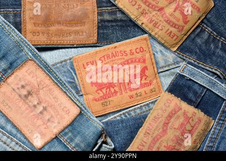 Jeans originali Levi Strauss vari modelli etichette in pelle primo piano dall'alto Foto Stock