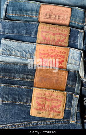 Jeans originali Levi Strauss vari modelli etichette in pelle primo piano dall'alto Foto Stock