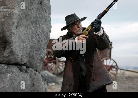 The Unholy Trinity è un film western scritto da Lee Zachariah, diretto da Richard Gray, e interpretato da Pierce Brosnan, Samuel L. Jackson e Brandon Lessard. Questa fotografia è ad uso esclusivamente editoriale ed è copyright della casa cinematografica e/o del fotografo assegnato dalla casa cinematografica o dalla casa di produzione e può essere riprodotta solo da pubblicazioni in concomitanza con la promozione del suddetto Film. È richiesto un credito obbligatorio alla compagnia cinematografica. Il fotografo deve essere accreditato anche se conosciuto. Foto Stock