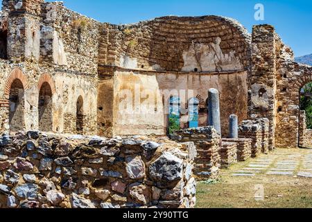 La Basilica di Agios Achilleios, una chiesa cristiana in rovina del X-XI secolo, situata sull'isola di Agios Achilleios nel lago Mikri Prespa, in Grecia. Foto Stock