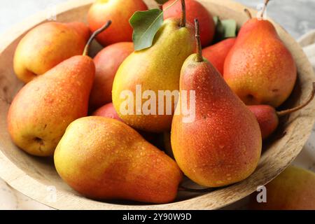 Pere mature succose nel recipiente sul tavolo, primo piano Foto Stock