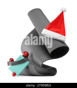 Tappetino per yoga, blocco, cappello di Babbo Natale e baule isolati su bianco Foto Stock