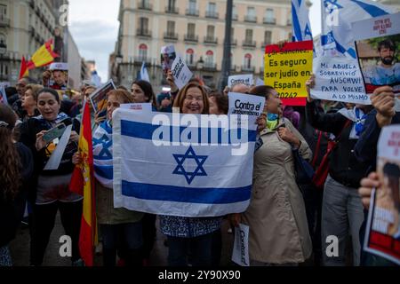 Madrid, Spagna. 7 ottobre 2024. Diverse centinaia di persone chiamate dall'associazione pro-israeliana azione e comunicazione sul Medio Oriente (ACOM) hanno dimostrato lunedì scorso a Puerta del Sol a Madrid di ricordare le vittime degli attentati perpetrati da Hamas in Israele un anno fa. Crediti: D. Canales Carvajal/Alamy Live News Foto Stock