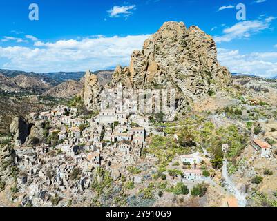 Città fantasma da un drone, Pentedattilo Village, Calabria, Italia, Europa Foto Stock