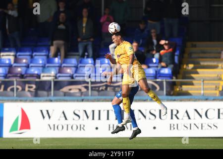 Josh Coley del Sutton United sfida per un colpo di testa con David Ferguson dell'Hartlepool United durante la partita della Vanarama National League tra Hartlepool United e Sutton United a Victoria Park, Hartlepool, sabato 5 ottobre 2024. (Foto: Mark Fletcher | mi News) crediti: MI News & Sport /Alamy Live News Foto Stock