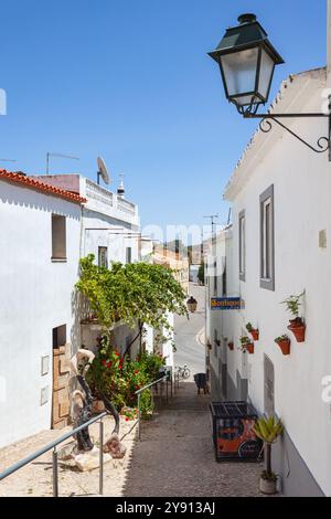 Il pittoresco villaggio di alte con le sue tipiche case bianche e le colorate arti di strada, situato nella regione dell'Algarve, nel Portogallo meridionale. Foto Stock
