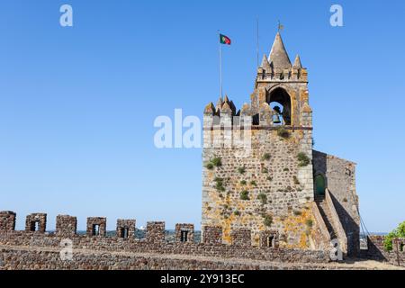 Castello di Montemor-o-Novo (Castelo de Montemor-o-Novo) con il suo iconico campanile e le mura fortificate, Alentejo, Portogallo Foto Stock