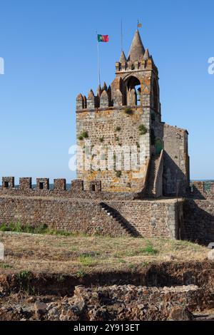 Castello di Montemor-o-Novo (Castelo de Montemor-o-Novo) con il suo iconico campanile e le mura fortificate, Alentejo, Portogallo Foto Stock