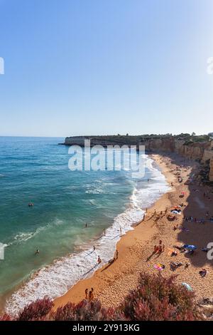 Spiaggia di Praia Nova, nei pressi della città balneare portoghese di Armação de Pêra, nella regione meridionale dell'Algarve, Portogallo. Foto Stock