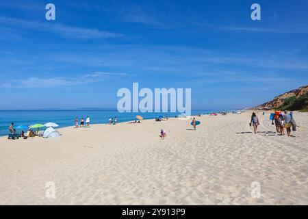 Praia da Galé-Fontaínhas (spiaggia di Galé) sulla costa atlantica con la sua infinita spiaggia di sabbia bianca e le sue iconiche scogliere, vicino al complesso di fori, in Portogallo. Foto Stock