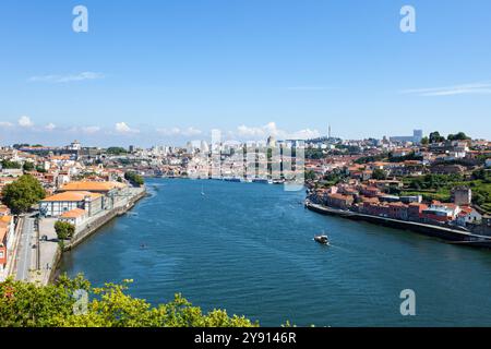 Le città di Porto (a sinistra) e Vila Nova de Gaia (a destra) separate dal fiume Douro (Rio Douro), viste dai giardini Palácio de Cristal, Portogallo. Foto Stock