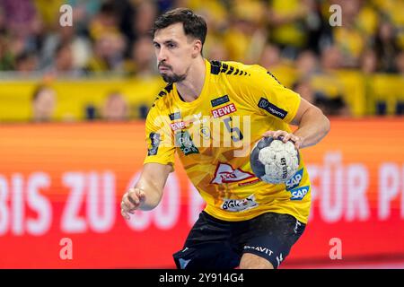 Mannheim, Germania. 7 ottobre 2024. Ivan Martinovic (RNL, 5), AM Ball, Einzelbild, Einzelfoto, Aktion, Action, 07.10.2024, Mannheim (Deutschland), Handball, Bundesliga, Rhein-Neckar Löwen - Handball Sport Verein Hamburg crediti: dpa/Alamy Live News Foto Stock