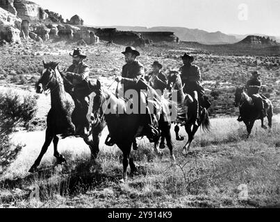 Jack Elam, Henry fonda, sul set del film western, 'Firecreek', Warner Bros.-Seven Arts, 1968 Foto Stock