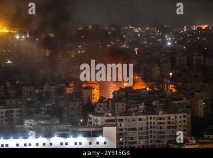 Beirut, Libano. 7 ottobre 2024. Il fumo aumenta dopo che le forze israeliane lanciano un attacco aereo su Dahieh, Beirut meridionale in Libano il 7 ottobre 2024. Foto di Fadel Itani/ credito: UPI/Alamy Live News Foto Stock