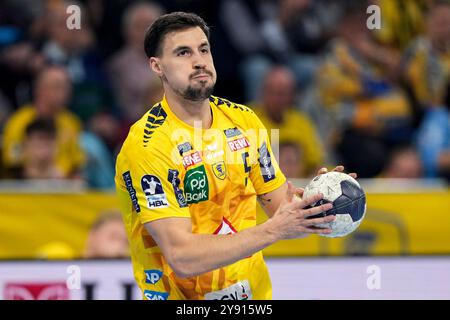 Mannheim, Germania. 7 ottobre 2024. Ivan Martinovic (RNL, 5), AM Ball, Einzelbild, Einzelfoto, Aktion, Action, 07.10.2024, Mannheim (Deutschland), Handball, Bundesliga, Rhein-Neckar Löwen - Handball Sport Verein Hamburg crediti: dpa/Alamy Live News Foto Stock