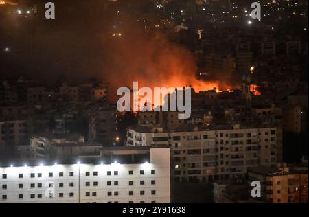 Beirut, Libano. 7 ottobre 2024. Il fumo aumenta dopo che le forze israeliane lanciano un attacco aereo su Dahieh, Beirut meridionale in Libano il 7 ottobre 2024. Foto di Fadel Itani/ credito: UPI/Alamy Live News Foto Stock