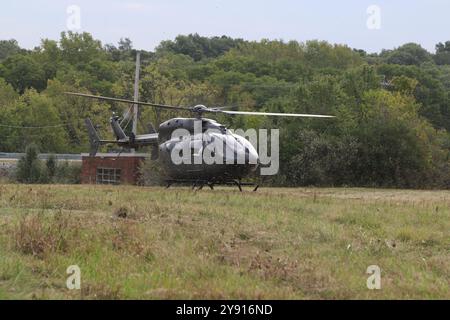 Civili dell'esercito americano e soldati della Guardia Nazionale hanno partecipato a un'esercitazione su vasta scala in Ohio e Virginia Occidentale che simulava le risposte agli incidenti di un elicottero dell'esercito americano, di un aereo ad ala fissa e di un convoglio di terra che trasportava materiale di sicurezza del programma 1. Pianificato dal 20th Chemical, Biological, Radiological, Nuclear, Explosives (CBRNE) Command dell'esercito statunitense, l'esercitazione ha riunito quasi 300 persone da 52 partner federali, statali, locali e privati durante l'esercitazione Toxic Buckeye in Ohio e West Virginia, 16 - 20 settembre. Foto dell'esercito americano del maggiore Steven M. Modugno. Foto Stock