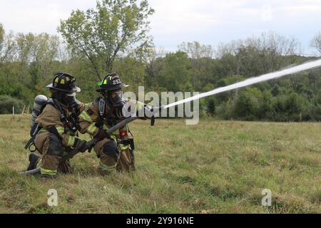 Civili dell'esercito americano e soldati della Guardia Nazionale hanno partecipato a un'esercitazione su vasta scala in Ohio e Virginia Occidentale che simulava le risposte agli incidenti di un elicottero dell'esercito americano, di un aereo ad ala fissa e di un convoglio di terra che trasportava materiale di sicurezza del programma 1. Pianificato dal 20th Chemical, Biological, Radiological, Nuclear, Explosives (CBRNE) Command dell'esercito statunitense, l'esercitazione ha riunito quasi 300 persone da 52 partner federali, statali, locali e privati durante l'esercitazione Toxic Buckeye in Ohio e West Virginia, 16 - 20 settembre. Foto dell'esercito americano del maggiore Steven M. Modugno. Foto Stock