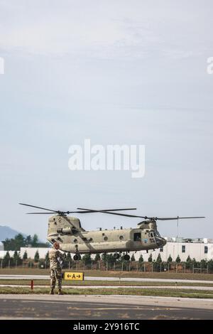 U.S. Army CH-47 assegnato alla 3rd Combat Aviation Brigade, 82nd Airborne Division, dispiega per distribuire cibo e rifornimenti alle comunità locali di Asheville, Carolina del Nord, 4 ottobre 2024. Nell'ambito della nostra missione di difesa nazionale, il Dipartimento della difesa, attraverso il comando del Nord degli Stati Uniti e a sostegno della FEMA, fornisce il supporto necessario alle autorità civili sulla scia di eventuali disastri naturali, quando indicato e approvato dal Segretario della difesa. Gli sforzi collaborativi del Dipartimento di difesa e di risposta dell'intero governo con i partner interagenzie dimostrano le nostre capacità nazionali e la nostra resilienza Foto Stock