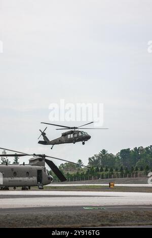 La U.S. Army Blackhawk assegnata alla 3rd Combat Aviation Brigade, 82nd Airborne Division, dispiega per distribuire cibo e rifornimenti alle comunità locali di Asheville, Carolina del Nord, 4 ottobre 2024. Nell'ambito della nostra missione di difesa nazionale, il Dipartimento della difesa, attraverso il comando del Nord degli Stati Uniti e a sostegno della FEMA, fornisce il supporto necessario alle autorità civili sulla scia di eventuali disastri naturali, quando indicato e approvato dal Segretario della difesa. Gli sforzi collaborativi del Dipartimento di difesa e di risposta dell'intero governo con i partner interagenzie dimostrano le nostre capacità nazionali e le nostre rese Foto Stock