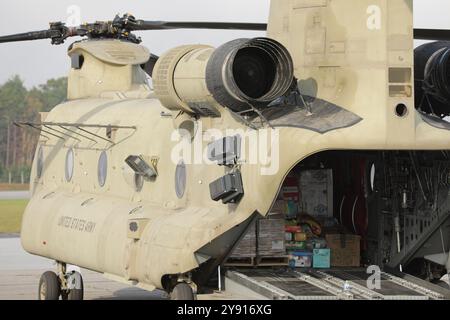 U.S. Army CH-47 assegnato alla 3rd Combat Aviation Brigade, 82nd Airborne Division, dispiega per distribuire cibo e rifornimenti alle comunità locali di Asheville, Carolina del Nord, 4 ottobre 2024. Nell'ambito della nostra missione di difesa nazionale, il Dipartimento della difesa, attraverso il comando del Nord degli Stati Uniti e a sostegno della FEMA, fornisce il supporto necessario alle autorità civili sulla scia di eventuali disastri naturali, quando indicato e approvato dal Segretario della difesa. Gli sforzi collaborativi del Dipartimento della difesa e di risposta dell'intero governo con i partner interagenzie dimostrano le nostre capacità nazionali e resistono Foto Stock