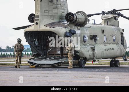 I piloti dell'esercito degli Stati Uniti assegnati alla 3rd Combat Aviation Brigade, 82nd Airborne Division, preparano un CH-47 per lo spiegamento per distribuire cibo e rifornimenti alle comunità locali di Asheville, Carolina del Nord, 4 ottobre 2024. Nell'ambito della nostra missione di difesa nazionale, il Dipartimento della difesa, attraverso il comando del Nord degli Stati Uniti e a sostegno della FEMA, fornisce il supporto necessario alle autorità civili sulla scia di eventuali disastri naturali, quando indicato e approvato dal Segretario della difesa. Gli sforzi collaborativi del Dipartimento di difesa e di risposta di tutto il governo con i partner interagenzie dimostrano la nostra c Foto Stock
