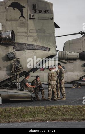 I soldati dell'esercito americano della 3rd Combat Aviation Brigade, 82nd Airborne Division, si preparano a salire a bordo di un CH-47 per lo spiegamento e la distribuzione di cibo e forniture alle comunità locali di Asheville, Carolina del Nord, 4 ottobre 2024. Nell'ambito della nostra missione di difesa nazionale, il Dipartimento della difesa, attraverso il comando del Nord degli Stati Uniti e a sostegno della FEMA, fornisce il supporto necessario alle autorità civili sulla scia di eventuali disastri naturali, quando indicato e approvato dal Segretario della difesa. Gli sforzi collaborativi del Dipartimento di difesa e di risposta dell'intero governo con i partner interagenzie dimostrano il nostro Foto Stock