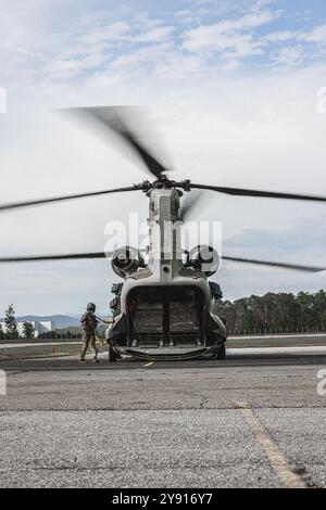 Il pilota dell'esercito statunitense assegnato alla 3rd Combat Aviation Brigade, 82nd Airborne Division, prepara un CH-47 per lo spiegamento per distribuire cibo e rifornimenti alle comunità locali di Asheville, Carolina del Nord, 4 ottobre 2024. Nell'ambito della nostra missione di difesa nazionale, il Dipartimento della difesa, attraverso il comando del Nord degli Stati Uniti e a sostegno della FEMA, fornisce il supporto necessario alle autorità civili sulla scia di eventuali disastri naturali, quando indicato e approvato dal Segretario della difesa. Gli sforzi collaborativi del Dipartimento di difesa e di risposta dell'intero governo con i partner interagenzie dimostrano la nostra autorità nazionale Foto Stock