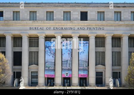 Washington, DC - 24 marzo 2024: Ufficio dell'incisione e della stampa di edifici governativi con cartello e bandiera sakura. Il BEP fa parte del De federale Foto Stock