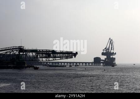 Getti e gru a cavalletto per caricare minerali sulle navi nel porto di Tocopilla, Cile Foto Stock