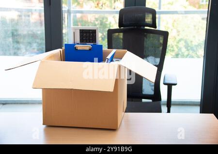 Spostare l'ufficio e imballare gli effetti personali in una scatola o essere licenziati Foto Stock