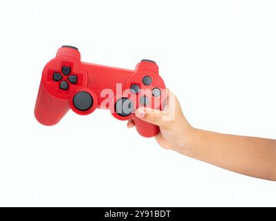 Foto di un bambino che tiene la mano il gamepad rosso mostra un simbolo fantastico su sfondo bianco, concetto di minimalismo. Foto Stock