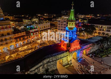 Splendida vista aerea della città di Cartagena, nella città fortificata coloniale, e del Monumento alla Torre dell'Orologio Foto Stock