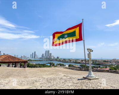 Vista della splendida bandiera ondulata della Colombia e di Cartagena Foto Stock